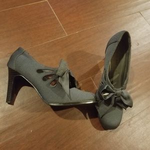 Ann Marino Grey Lido Pumps w/Bow
